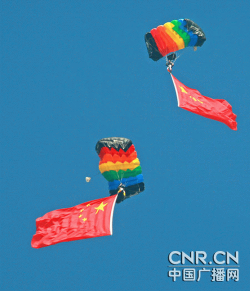 庆祝空军成立60周年跳伞队员空中展示八一军旗(图1) 庆祝空军成立60周年跳伞队员空中展示八一军旗(图1)